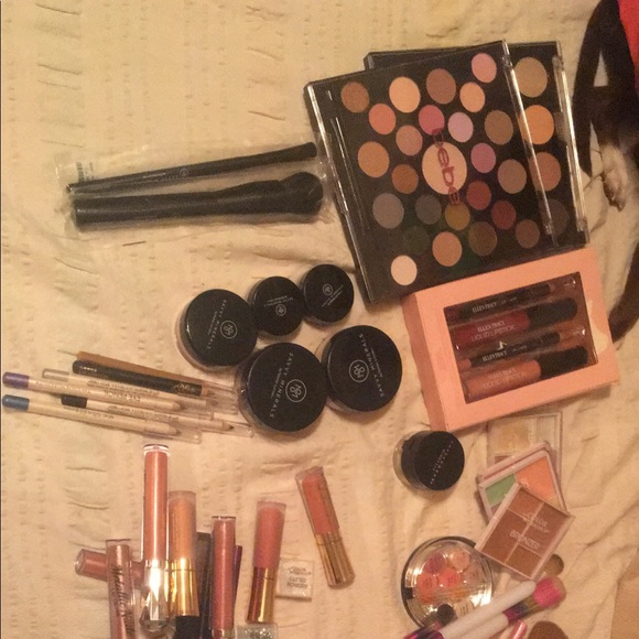 Makeup - Picture 2 of 10